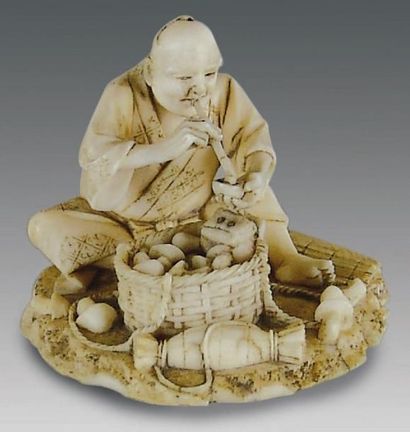 JAPON Netsuke en ivoire, un personnage assis tenant une pipe. Signature. XIXe s....