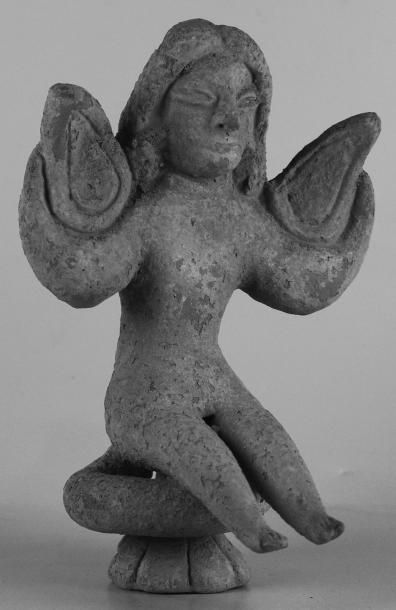 MEHRGARH (3000 av. J.C.) Idole ailée assise, dotée d'une longue queue. H: 14.5 cm....