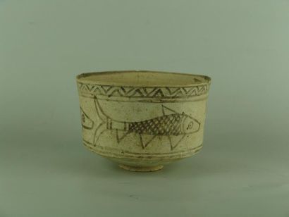 MEHRGARH (3000 av. J.C.) Coupe en terre cuite à décor peint de poissons. (Fêle et...