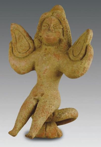 MEHRGARH (3000 av. J.C.) Idole ailée assise, dotée d'une longue queue. H: 15 cm....