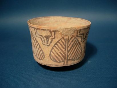 MEHRGARH (3000 av. J.C.) Pot en terre cuite orné de feuilles de figuier sacré « pipal...