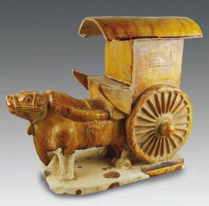 TANG (618 - 907) Chariot tiré par un buffle. En terre cuite à glaçure ambre. H: 28...