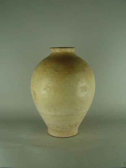 TANG (618 - 907) Vase à la panse ovoïde, col droit à la lèvre en enroulement, flans...