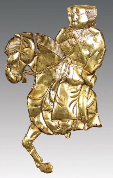 LIAO (907 - 1125) Plaque estampée représentant un cavalier sur son cheval sellé avec...