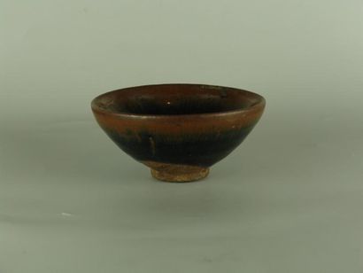 SONG (960 - 1279) Bol « Temoku ». En grès porcelaineux à couverte noire et brune....