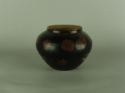 SONG (960 - 1279) Vase à la panse ovoïde, et col droit. En grès porcelaineux à couverte...