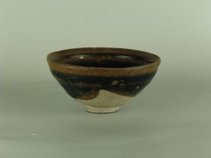 SONG (960 - 1279) Bol « Temoku ». En grès porcelaineux à couverte noire et brune...