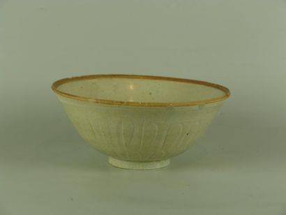 SONG (960 - 1279) Coupelle à décor floral. En grès porcelaineux sous couverte. H:...