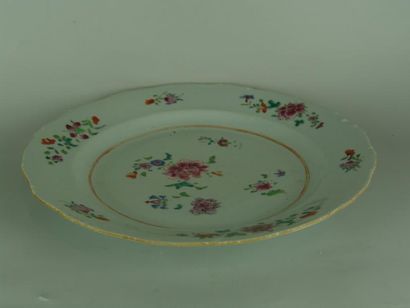 null Assiette ourlée en porcelaine à décor « famille rose » de fleurs. Epoque Qianlong...