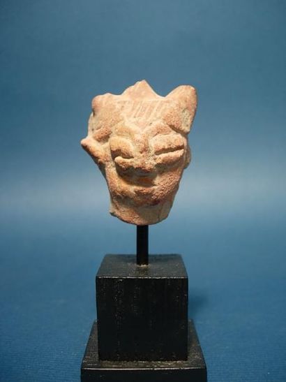 CHARSADDA (300 av. J.C.) Figurine de déesse-mère. En terre cuite. H: 9.5 cm