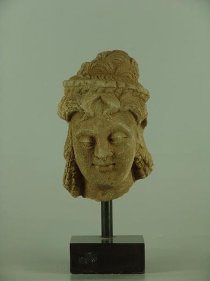 ART GRECO-BOUDDHIQUE DU GANDHARA (Ier - Vème siècle) Tête de femme. En stuc. H: 10.5...