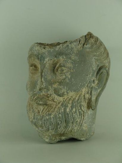 ART GRECO-BOUDDHIQUE DU GANDHARA (Ier - Vème siècle) Tête d'homme barbu. En schiste....