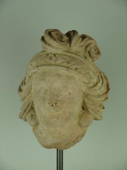 ART GRECO-BOUDDHIQUE DU GANDHARA (Ier - Vème siècle) Tête de femme, à la coiffure...