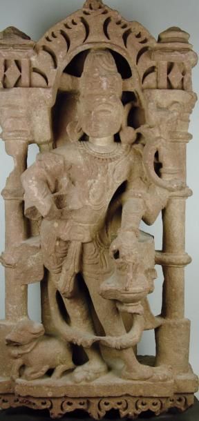 INDE Shiva à quatre bras sous une arche, portant une tiare, un cordon sacré, des...