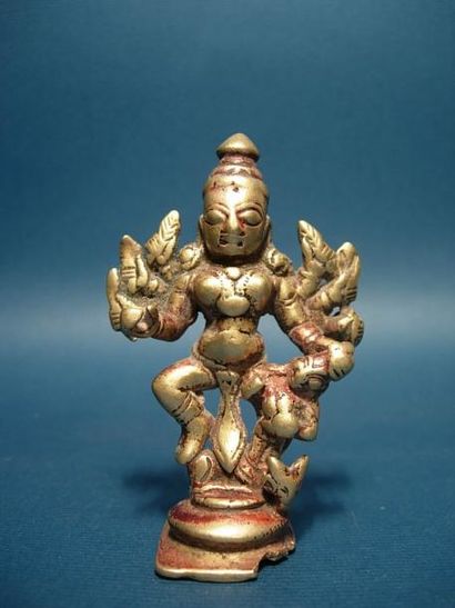 INDE Statuette représentant Durga. En bronze. Inde du Sud, XVIIIe s. H: 9.5 cm