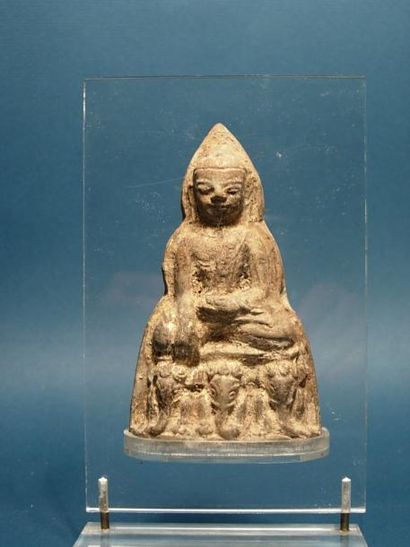 BIRMANIE, SIAM, CAMBODGE, LAOS, VIÊTNAM Figurine votive de Bouddha. En terre cuite....