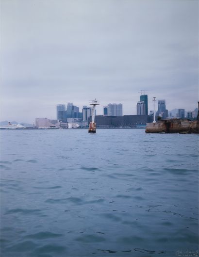 LI Wei (1970) 
Li Wei falls to Hong Kong, March 14, 2006

C-Print sur papier Kodak,...