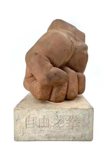 LIU BOLIN (1973) Poing de la liberté, 2008 Sculpture en métal et bloc de ciment,...