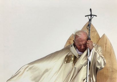 null 1999年9月19日，在斯洛文尼亚马里博尔，约翰-保罗二世在主教安东-马丁-斯洛姆塞克的祝圣弥撒上抱着十字架。美术印刷品，40 x 30厘米（包括页边...
