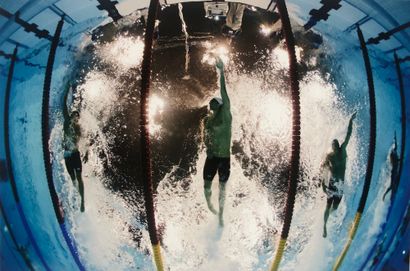 null 游泳迈克尔-菲尔普斯在伦敦奥运会上被水下摄像机拍到。2012年8月1日。美术印刷品，40 x 30厘米（包括页边距）。角部压印APF印章和真实性证书。