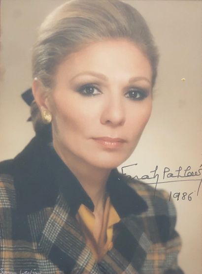 PAHLAVI, Farah (1938-), dernière impératrice d'Iran. 签名和日期为"1986"的照片(17.5 x 12.5厘米)。左下角有摄影师Sam...