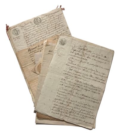 PHARMACIE MILITAIRE. Claude-Marie Chennevière的文件，他是共和国军队的药剂师，原籍贝桑松。革命时期的文件约有15份。
，阿尔卑斯山军中一级药剂师的任命(魁韦尔多雕刻的精美大小品)，由15名卫生委员会成员(帕门蒂埃、科斯特、巴扬、赫特鲁普等)签署，第4年。一级药剂师证书(第4年)。巴黎药学院为其子奥古斯特-克莱门特颁发的毕业证书（1840年，由奥菲拉、布永-拉格朗日等签名）。来自里昂的伟大的Hôtel-Dieu...