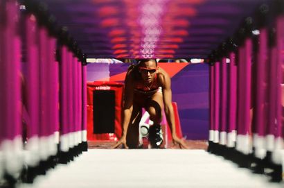 null 伦敦奥运会。2012年8月6日，美国运动员洛洛-琼斯在100米栏比赛的起跑区。美术印刷品，40 x 30厘米（包括页边距）。浮雕的APF角章和真实性证书。奖：三等奖Gruppo...