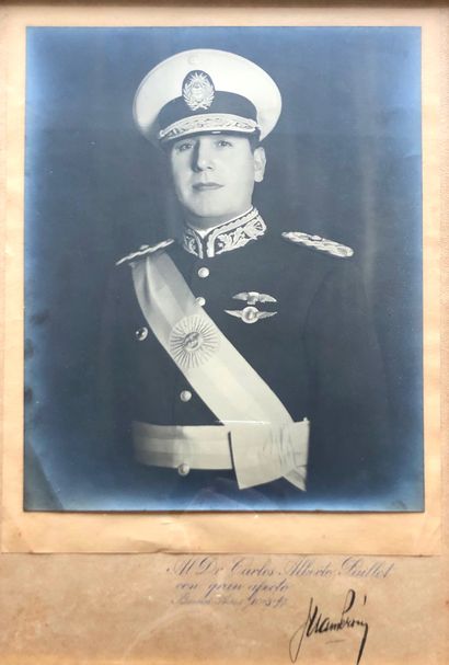 PERÓN, Juan (1895-1974), président argentin de 1946 à 1955. 蒙太奇上有签名的照片。1947年3月10日，布宜诺斯艾利斯。时代银版画（26.5...