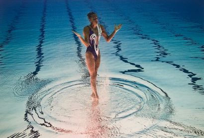 null 同步游泳。2011年7月20日，在上海举行的世界游泳锦标赛期间，从池底拍摄的图片。美术印刷品，40 x 30厘米（包括页边距）。角部压印APF印章和真...