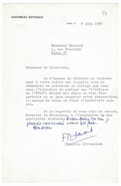 MITTERRAND, François (1916-1996), homme d'État français. L.D.S.，有两行亲笔签名，给莫兰塞先生。1966年6月9日，巴黎。
"[...]很抱歉这么晚才回复你的信，你在信中要求我介绍你打算出版的一本关于"北约事件"的书。尽管我想让你高兴，但我不能接受你的建议，没有时间是必须的原因。我对此感到遗憾，请局长先生相信我所表达的诚挚感情"。弗朗索瓦-密特朗写道："如果你想见我，我可以在6月底之前接待你。你的诚意François...