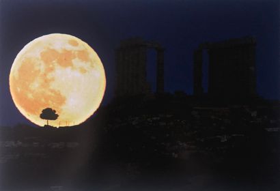 null 两个镜头。美术版画，40x30厘米（包括页边）。浮雕角章的APF和真实性证书。- 希腊：苏尼翁角波塞冬神庙前的"超级月亮"。2013年6月23日。- ...