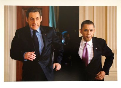 null 巴拉克-奥巴马和尼古拉-萨科齐在白宫。2010年3月30日，华盛顿。美术印刷品，40 x 30厘米（包括页边距）。APF的角压印和真实性证书。奖项：白...