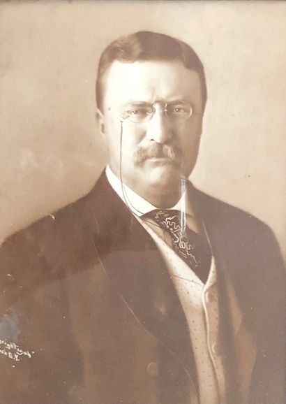 ROOSEVELT, Theodore (1858-1919), 26e président des États-Unis. L. D. S. "T.罗斯福"致奥古斯特-斯坦德。纽约，1912年7月2日，1页，小中4号(页边没有缺失的撕裂)。标题印有"展望"。左边部分镶有罗斯福照片的复制品（34...