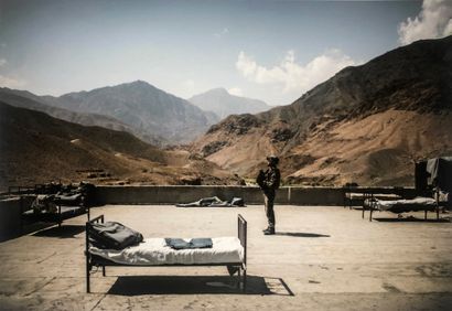 null 阿富汗：2012年9月24日，法军基地通往纳格鲁路上的一个村庄，法国士兵在阿富汗警察大楼楼顶执勤。美术印刷品，40 x 30厘米（包括页边距）。浮雕的...