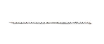 null Bracelet articulé en or gris 750 millièmes serti d'une ligne de diamants ronds...