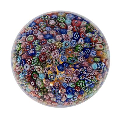 BACCARAT Millefiori
Boule presse papier monogrammée B datée 1847
Diam. 8 cm environ...