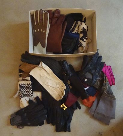 null 一套手套和围巾，装在一个盒子里。