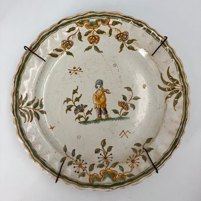 null 慕士奇 - 一套八件的陶盘，有赭石、绿色和蓝色的人物和花卉装饰。

磨损和摩擦