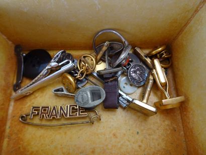 null In an engraved box, a set of costume jewellery including gold cufflinks and...