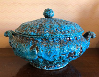 null Blue cracked earthenware tureen 

20 x 35 cm (at sight)