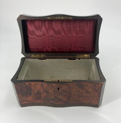 null Alphonse Giroux - 巴黎

单板盒，黄铜和珍珠母线，中央加密盒。

23 x 12 x 12厘米左右

使用时的划痕和刮痕