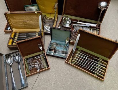 null Set of cutlery and knives made of silver plated metal, mostly in their case