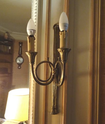 null 
热水瓶灯、电装煤油灯、一对灯臂和铰接式落地灯。
