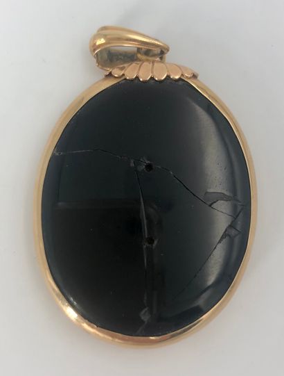 null Oval medallion in gold metal and onyx (?)

4,5 cm

Stone accidents