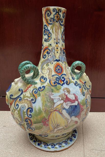null 意大利（？

陶器高领瓶，有怪异的装饰和爱情场景。

19世纪。

底部F.G(?)1231的红色标记。

高：32厘米

掉把子