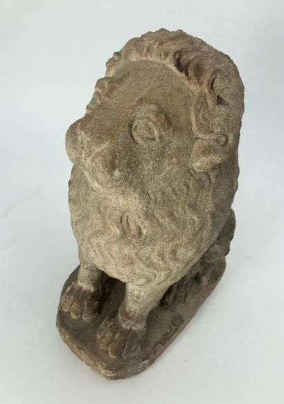 null Carved stone lion.

H : 33 cm