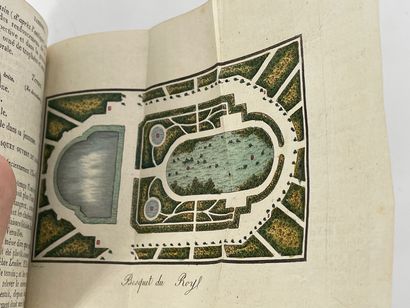 null 
凡尔赛宫和花园及其主要周围环境的指示器--Cicérone。
?体积80×134毫米。"Bosquet du Roy"的彩色雕刻，凡尔赛宫平面图的雕...