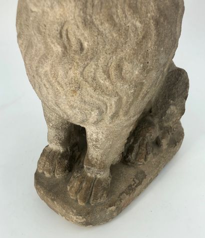 null Carved stone lion.

H : 33 cm