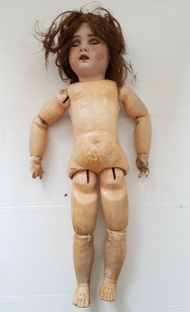 null Porcelain doll with marked porcelain head and body in composition.

H: 67 cm...