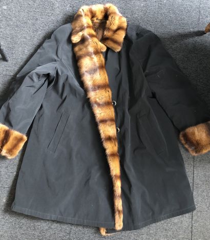 null Black fabric coat lined with fur.

T. 44